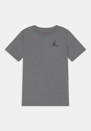 T-shirt en coton gris avec un col rond. Présente un logo Jordan noir sur la poitrine gauche. Manches courtes et coupe standard.