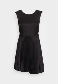 Černé bezramínkové šaty s přiléhavým korzetem, které mají strukturovaný vršek a skládací sukni. Tkanina má jemný vzor a hladký povrch.