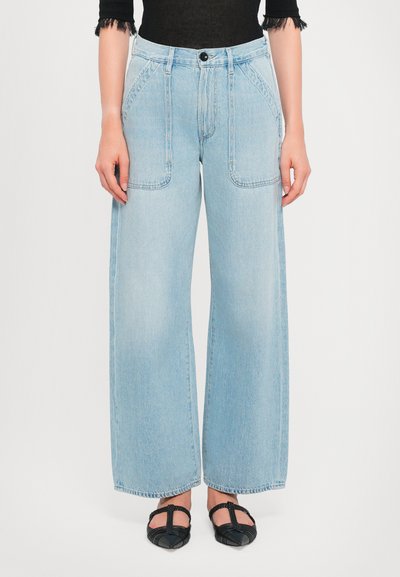 Lichtblauwe wijde jeans gemaakt van denim, met voorzakken en een knoopsluiting, zichtbare stiksels en een ontspannen pasvorm.