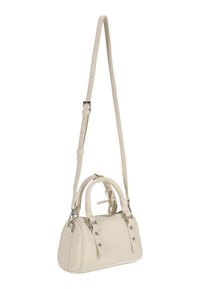 Bolso de mano beige de cuero sintético con correa ajustable, asas superiores redondeadas y detalles en hardware plateado. Cuenta con cierre de cremallera y botones laterales.