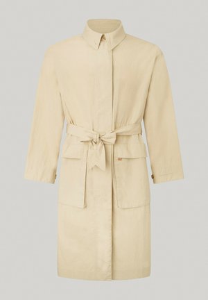 Beige Trenchcoat mit Gürtel, Kragen, langen Ärmeln, zwei Fronttaschen und glatter Textur. Klassische Knopfdetails an den Manschetten.