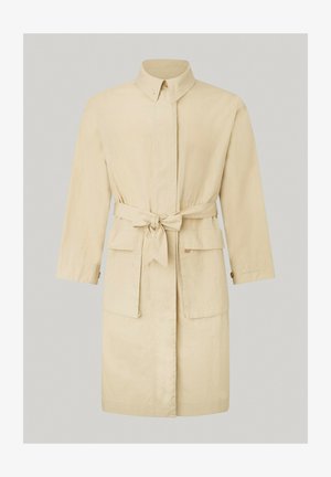 Beige Trenchcoat mit Gürtel, Kragen, langen Ärmeln, zwei Fronttaschen und glatter Textur. Klassische Knopfdetails an den Manschetten.