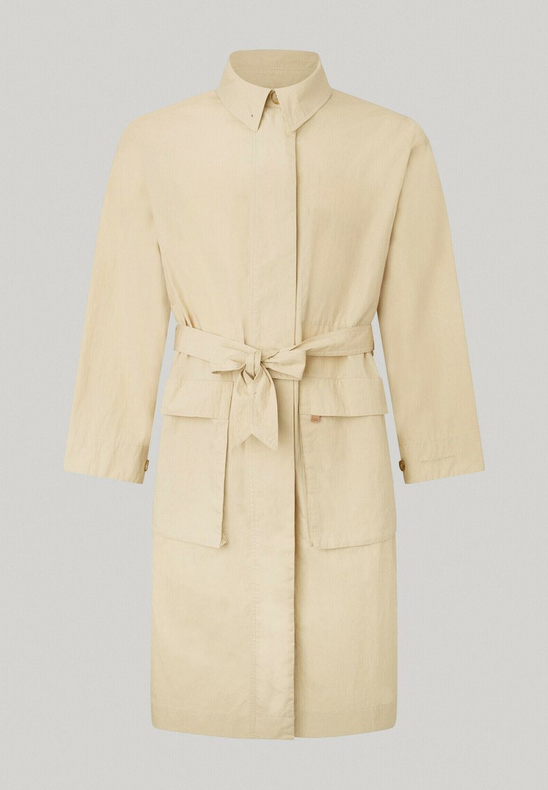 Manteau trench ceinturé beige avec un col, des manches longues, deux poches avant et une texture lisse. Accent classique de boutons aux poignets.