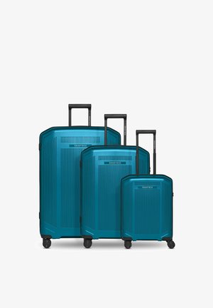 Tres maletas rígidas color verde azulado con asas telescópicas y cuatro ruedas giratorias, dispuestas de mayor a menor, etiquetadas como SMARTBOX.