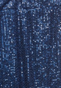 Granatowy materiał ozdobiony cekinami w różnych odcieniach niebieskiego, tworzący teksturową, migoczącą powierzchnię o refleksyjnych właściwościach.