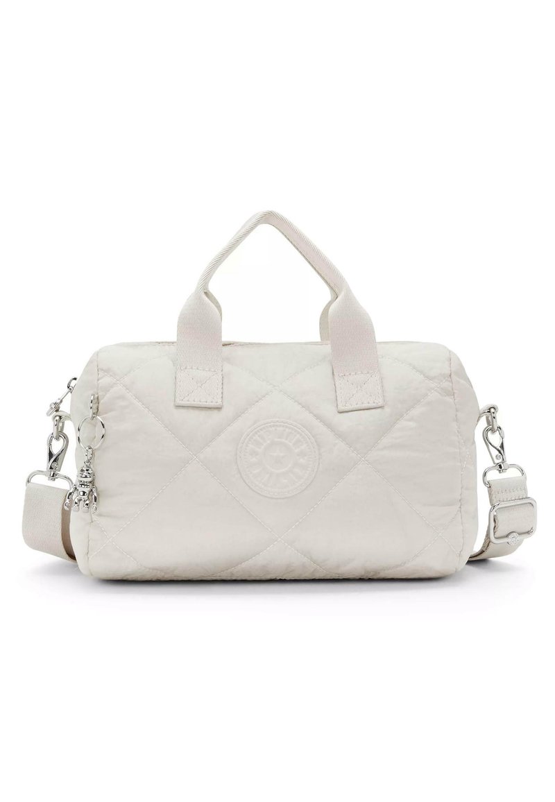 Wytłaczana biała torba z podwójnymi uchwytami i odpinanym paskiem na ramię. Posiada naszywkę z logo oraz dekoracyjny charms; materiał wydaje się miękki i teksturowany.