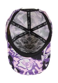 Lila és fekete mintás baseball sapka hálós hátsó résszel, belső bélésén szemek és szárnyak grafikai mintáival.