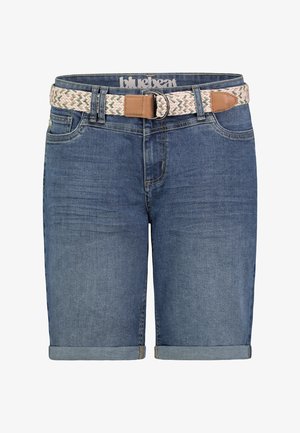 Blauwe denim shorts tot op de knie met omgeslagen zomen en een gevlochten beige-roze stoffen riem met een zilveren dubbele ringgesp.