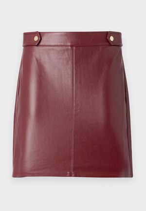 Burgundia nahast mini seelik sujuva tekstuuriga, millel on minimalistlik disain, külgpaneelid ja kaks kuldset nuppu vöökohtade juures.