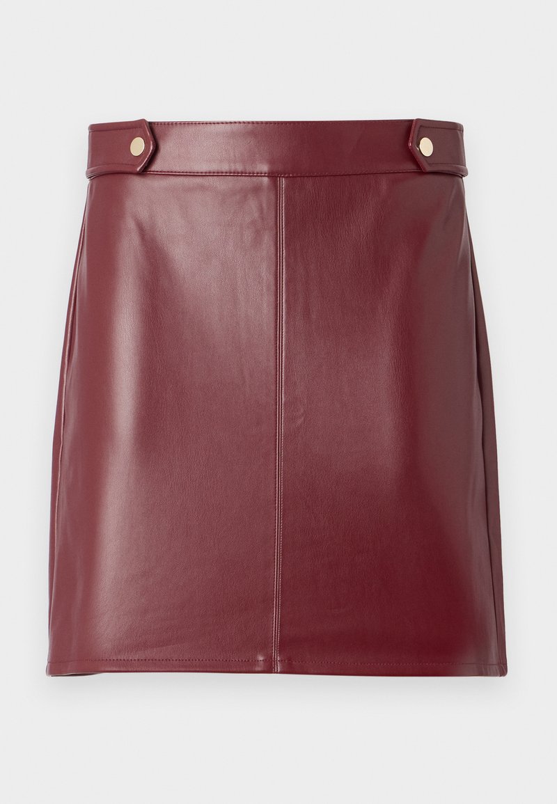 Jupe mini en cuir bordeaux avec une texture lisse, présentant un design ajusté, des panneaux latéraux et deux boutons dorés au niveau de la taille.