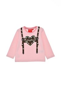 Rosa Langarmshirt mit weißen Streifen, Herzdesign mit "Herzelin", braune bedruckte Hosenträger, Blumenakzente, runder Ausschnitt.