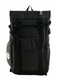 Sac à dos noir en tissu résistant avec un design à rabat, plusieurs poches, des sangles réglables et un patch circulaire.