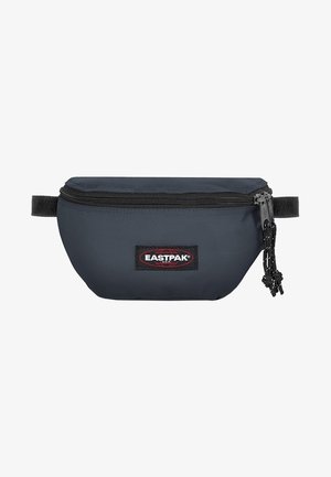 Marsupio Eastpak grigio scuro con zip nera e patch con marchio sul davanti, dotato di due cursori con cordini annodati.