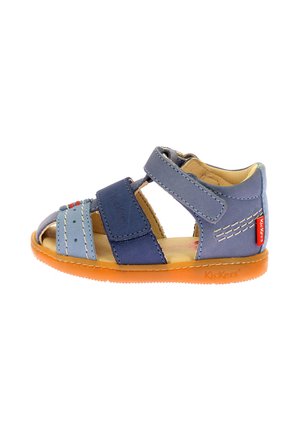 Sandali blu in pelle con cinturini regolabili, design open toe e suola in gomma. Presentano tonalità contrastanti e un accento con logo rosso.