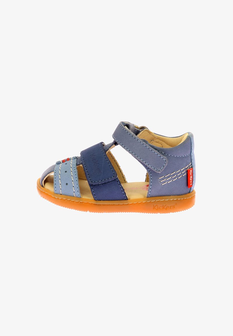 Sandalias de cuero azul con tiras ajustables, diseño de punta abierta y suela de goma. Presenta tonos contrastantes y un acento de logo rojo.
