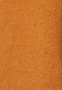 Texturovaná tkanina v bohaté oranžové barvě, která předvádí jemně pletený vzor s měkkým povrchem a rovnoměrným, konzistentním vzhledem.