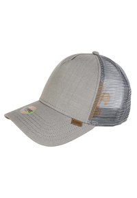 Gorro gris con una parte delantera de tela sólida y trasera de malla, con visera curva, etiqueta marrón y una pegatina de logotipo circular en la parte delantera.