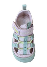 Sandalía infantil de color rosa claro con malla transpirable, acentos en verde menta, correas ajustables y suela de goma texturizada. Incluye una lengüeta.