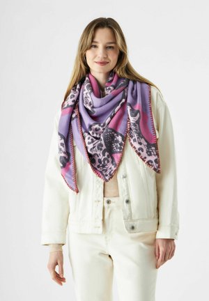 Großer dreieckiger Schal in Lila und Pink mit Tierdruckmustern, versehen mit kontrastierenden orangen Nähten entlang der Kanten. Weiche Textur.