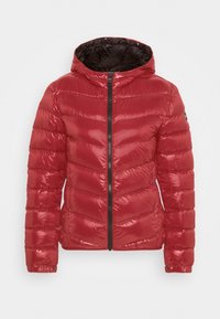 Doudoune rouge avec une texture brillante, motif matelassé horizontal, fermeture éclair à l'avant et capuche. Présente une doublure intérieure noire et des boutons de poignet assortis.