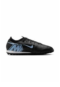 Zapato deportivo negro con parte superior texturizada, con un logo azul claro, cordones y una suela de goma con tracción con tacos.
