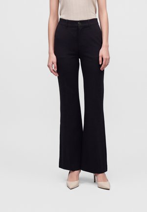 Guess, CHRISSY LOGO CHAIN FLARE PANT - Панталони - jet black