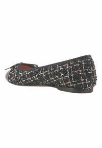 Baletă neagră din tweed cu un țesătura texturată și accente roz, alb și albastru. Vârf rotunjit și detalii din patent negru pe vârf.