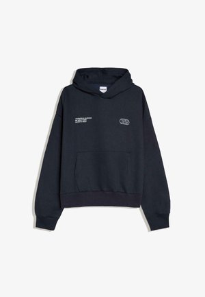 Schwarzer Kapuzenpullover mit Fronttasche, weißer Text auf der linken Brust mit der Aufschrift "YARDFIELD AVENUE 64 NEW YORK ALWAYS SEEN" und kleinem Logo auf der rechten Brust.