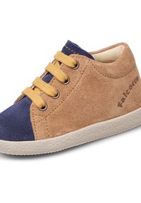 Chaussure en daim tan et bleu marine avec un bout rond, des lacets jaunes et une semelle en caoutchouc de couleur claire. Présente un logo sur le talon et des sections en matériau contrasté.