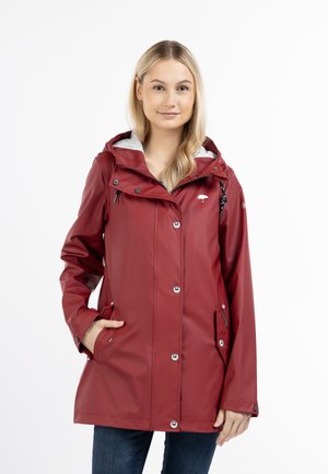 Rote wasserdichte Jacke mit grauem Kapuze, Druckknopfverschluss und Seitentaschen. Verfügt über ein Logo auf der Brust und eine glatte, strukturierte Oberfläche.