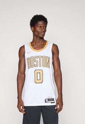 Maillot de basketball blanc avec "BOSTON" en lettres dorées et le numéro "0" en dessous. Présente un col rond et le logo Nike sur la poitrine.