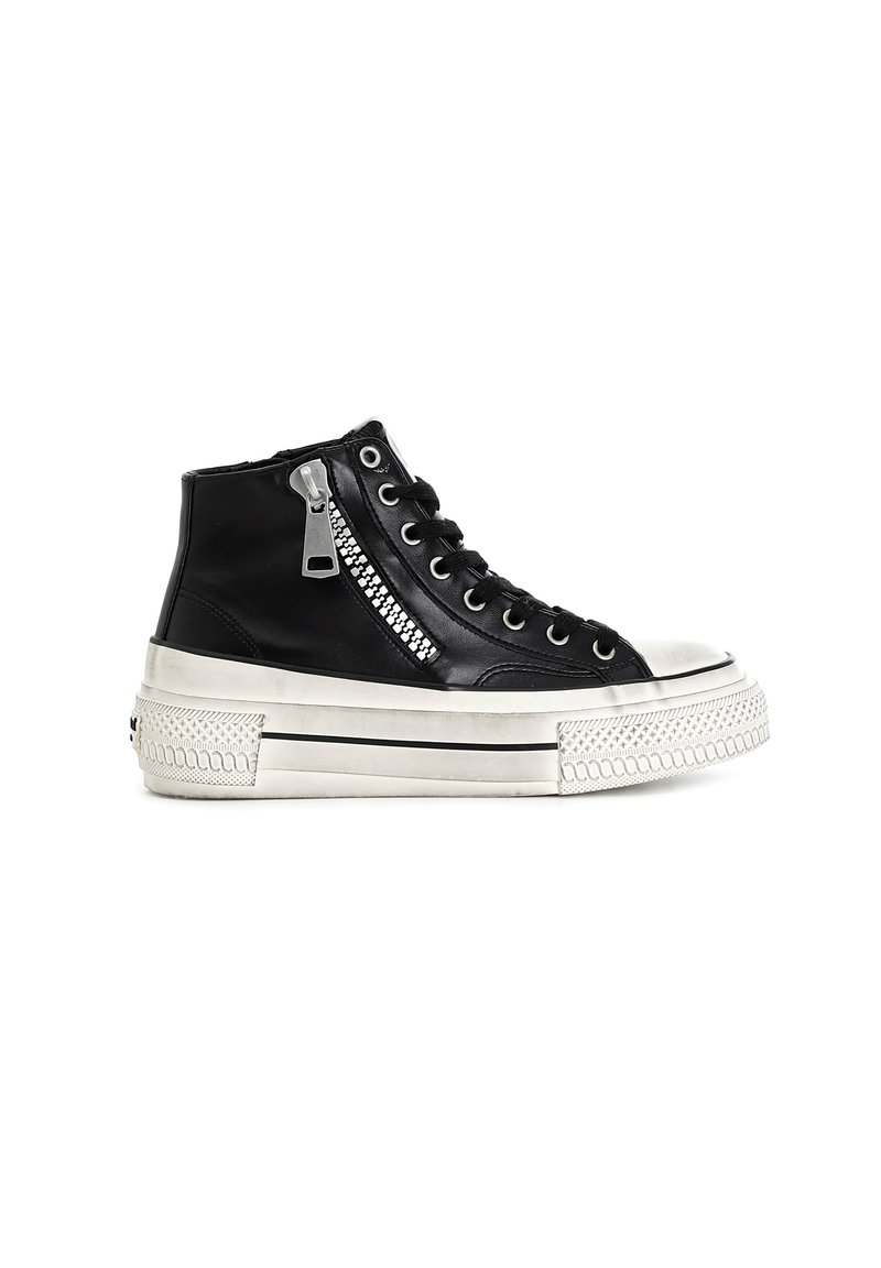Schwarzer High-Top-Sneaker mit einem strukturierten Lederoberteil, einem Reißverschlussdetail und einer weißen Gummisohle mit einem geriffelten Muster. Enthält silberne Akzente.