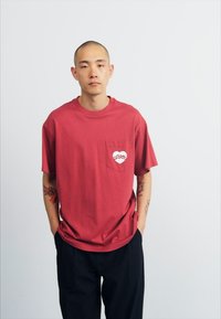Carhartt WIP AMOUR POCKET - Triko s potiskem - tuscany/white