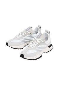 Biele a šedé tenisky s kombináciou hladkých a textúrovaných materiálov. Obsahujú tri šedé pruhy, čiernu podrážku a zosilnený pätový pás.