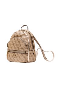 Mochila beige hecha de tela estampada con detalles dorados. Cuenta con dos compartimentos con cremallera y una correa de hombro ajustable.