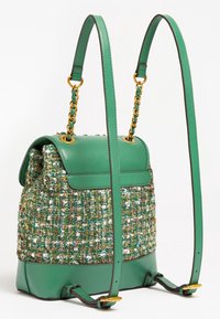 Sac à dos vert en tissu tissé texturé avec des accents en cuir lisse. Comprend des bretelles réglables et des détails en métal doré.