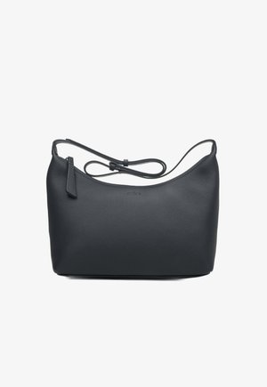 Czarna skórzana torebka o gładkiej, teksturowanej powierzchni. Posiada długi, regulowany pasek oraz krzywy kształt. Minimalistyczny design.