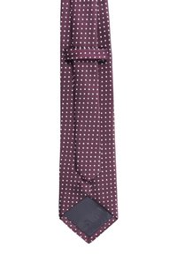 Cravatta bordeaux con pois bianchi, tessuto strutturato e punta appuntita. Presenta un anello e un lato inferiore scuro in contrasto.