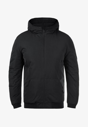 Giacca nera con cappuccio, chiusura con zip, due tasche laterali, polsini e orlo a costine, design imbottito, texture liscia, stile minimalista.