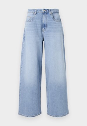 Lyseblå vide jeans laget av denim. Har høy midje, fem lommer og knappelukking. Råkanter på hemmen.