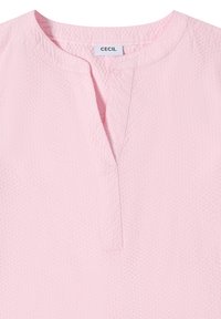 Blouse en tissu texturé rose clair avec un col rond et une fente en V au centre devant, étiquette "CECIL" à l'intérieur du col.