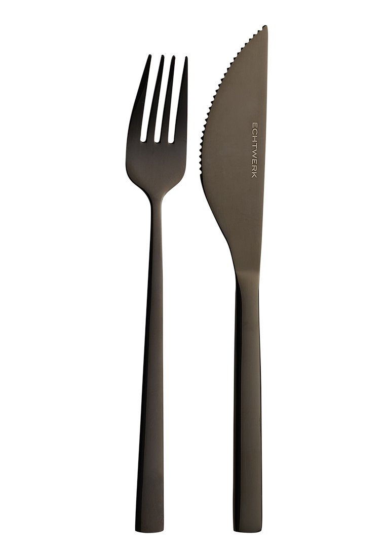 Schwarzes Besteckset aus Edelstahl mit einer Gabel und einem Messer. Das Messer hat eine gezahnte Klinge; beide haben lange, schlanke Griffe und eine matte Oberfläche.