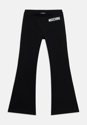 Schwarze ausgestellte Hose mit elastischem Bund, mit weißem "MOSCHINO"-Logo auf der oberen linken Vorderseite.