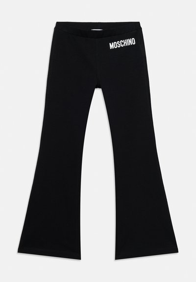 Pantalon noir évasé avec taille élastique, arborant le logo blanc "MOSCHINO" sur le haut à gauche devant.