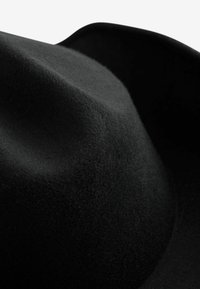 Next Hatte - black