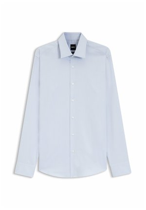 Camisa de vestir azul claro de manga larga con cuello puntiagudo y botones blancos, con la etiqueta "BOSS" en el interior del cuello.