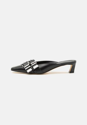 Schwarzer Leder-Slingback-Schuh mit spitz zulaufender Zehenpartie, der mit silbernen Metallelementen und einem niedrigen Blockabsatz versehen ist. Glatte Textur und elegantes Design.