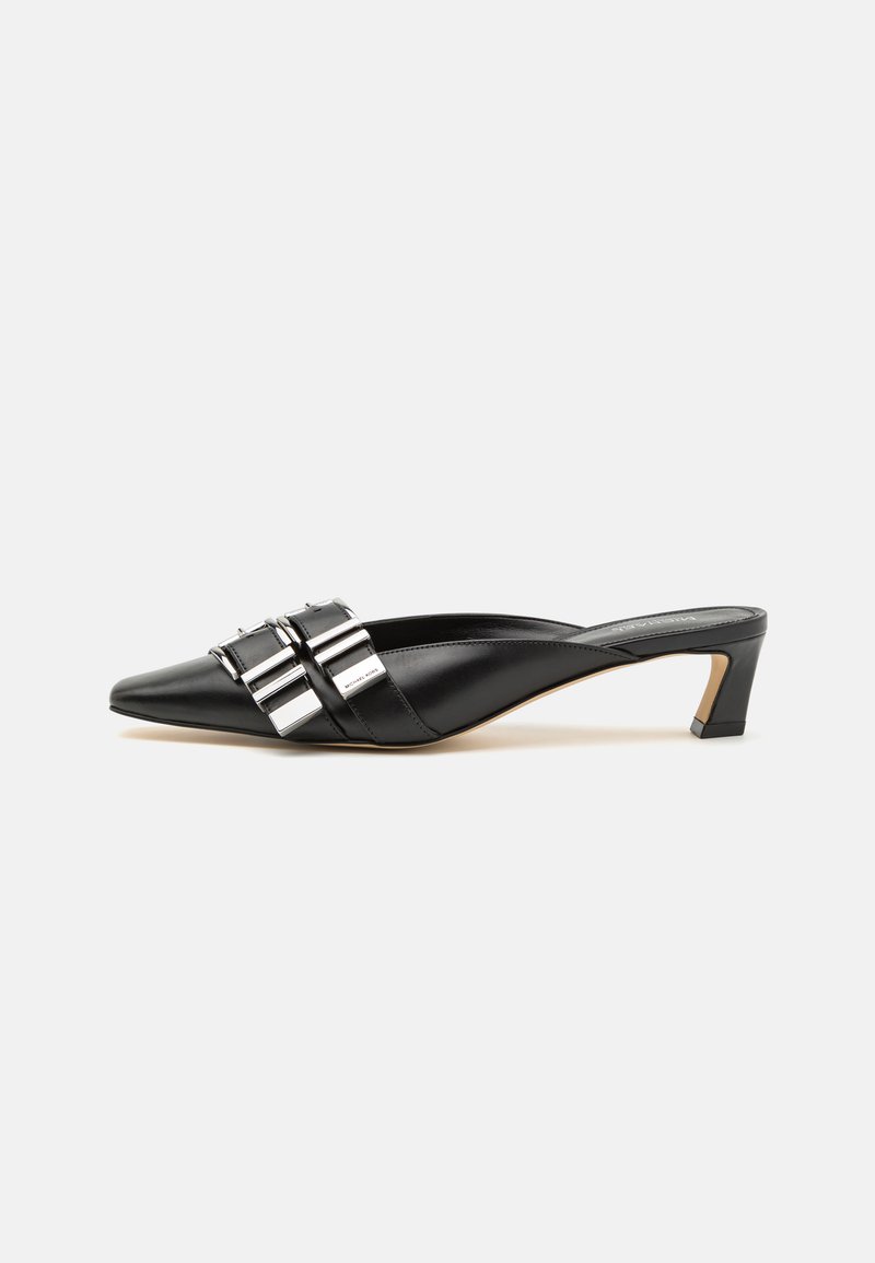 Čierne kožené slingback topánky s špicatou špičkou, s kovovými striebornými akcentmi a nízkym blokovým podpätkom. Hladký povrch a elegantný dizajn.