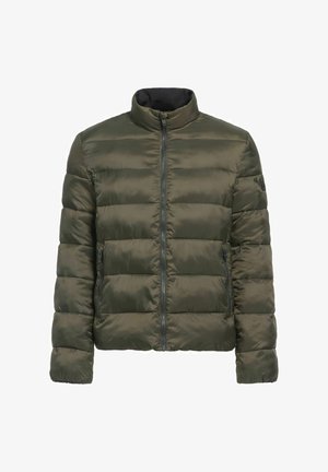 Pikowana kurtka bombowiec w oliwkowym odcieniu z wysokim kołnierzem, zapięciem na zamek z przodu oraz dwiema bocznymi kieszeniami. Gładka tekstura z poziomym wzorem pikowania.