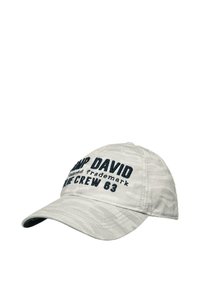 Baseballpet van lichtgrijze stof met een camouflagedessin; voorzien van zwarte tekst "CAMP DAVID" en "BLUE CREW 63" op de voorkant. Gebogen klep.